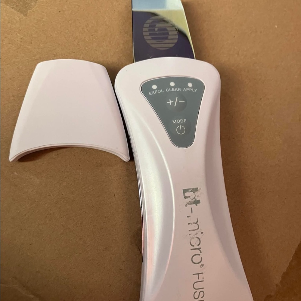 Pink Exfoliating Skin Spatula with Protective Cap